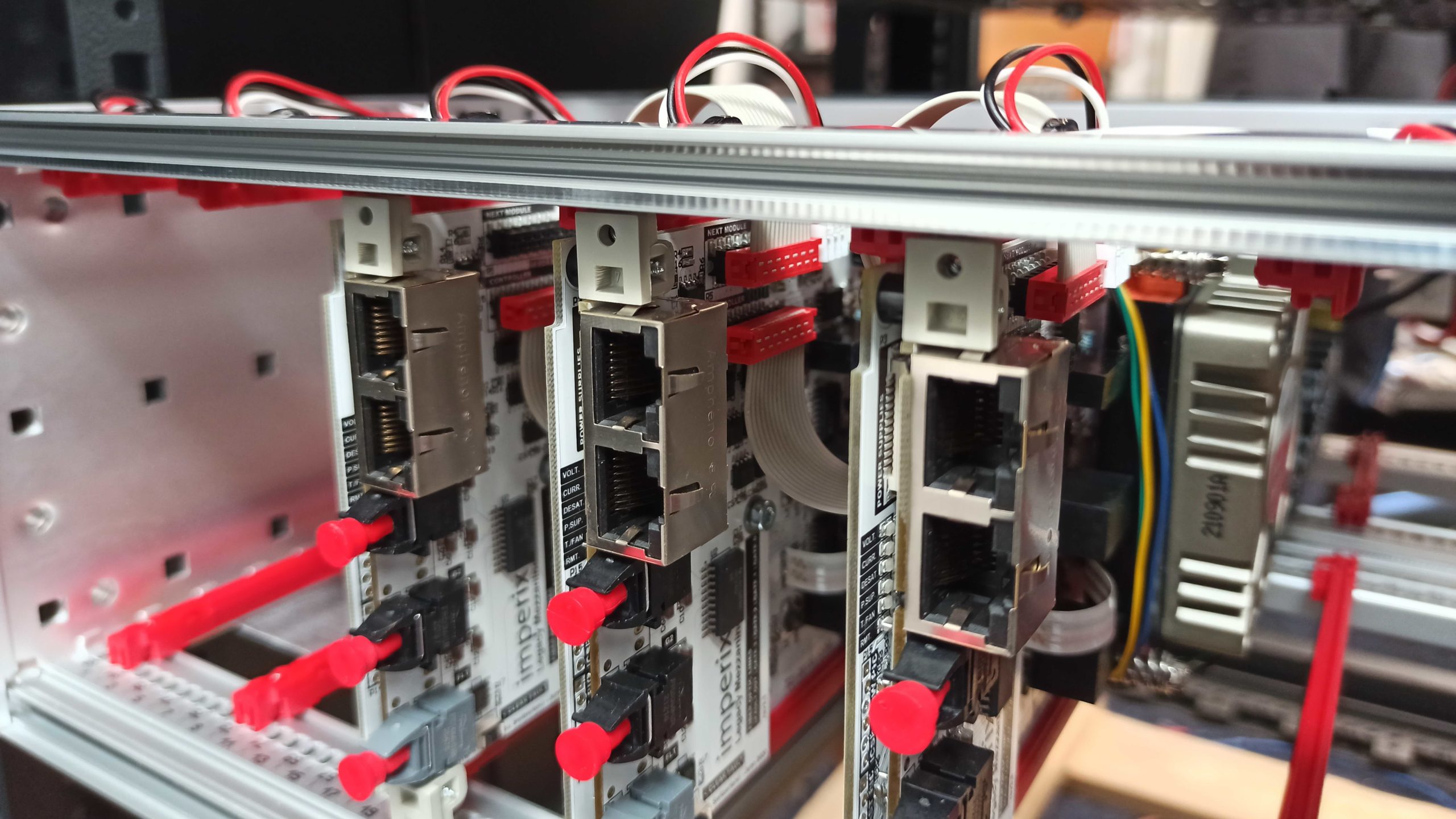 Flat cable connection for fault propagation between modules